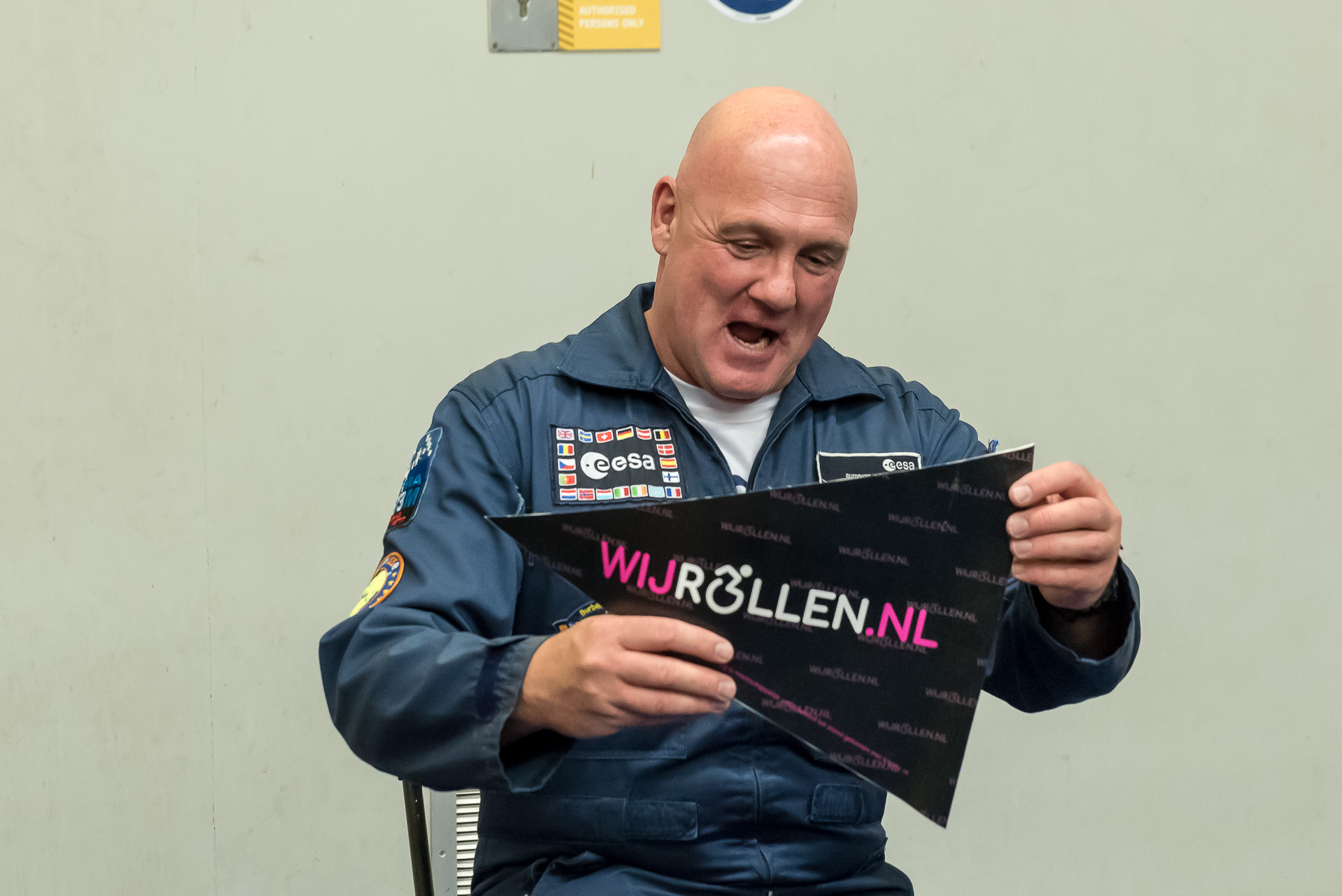 André Kuipers met WijRollen vlag - Johannes Odé