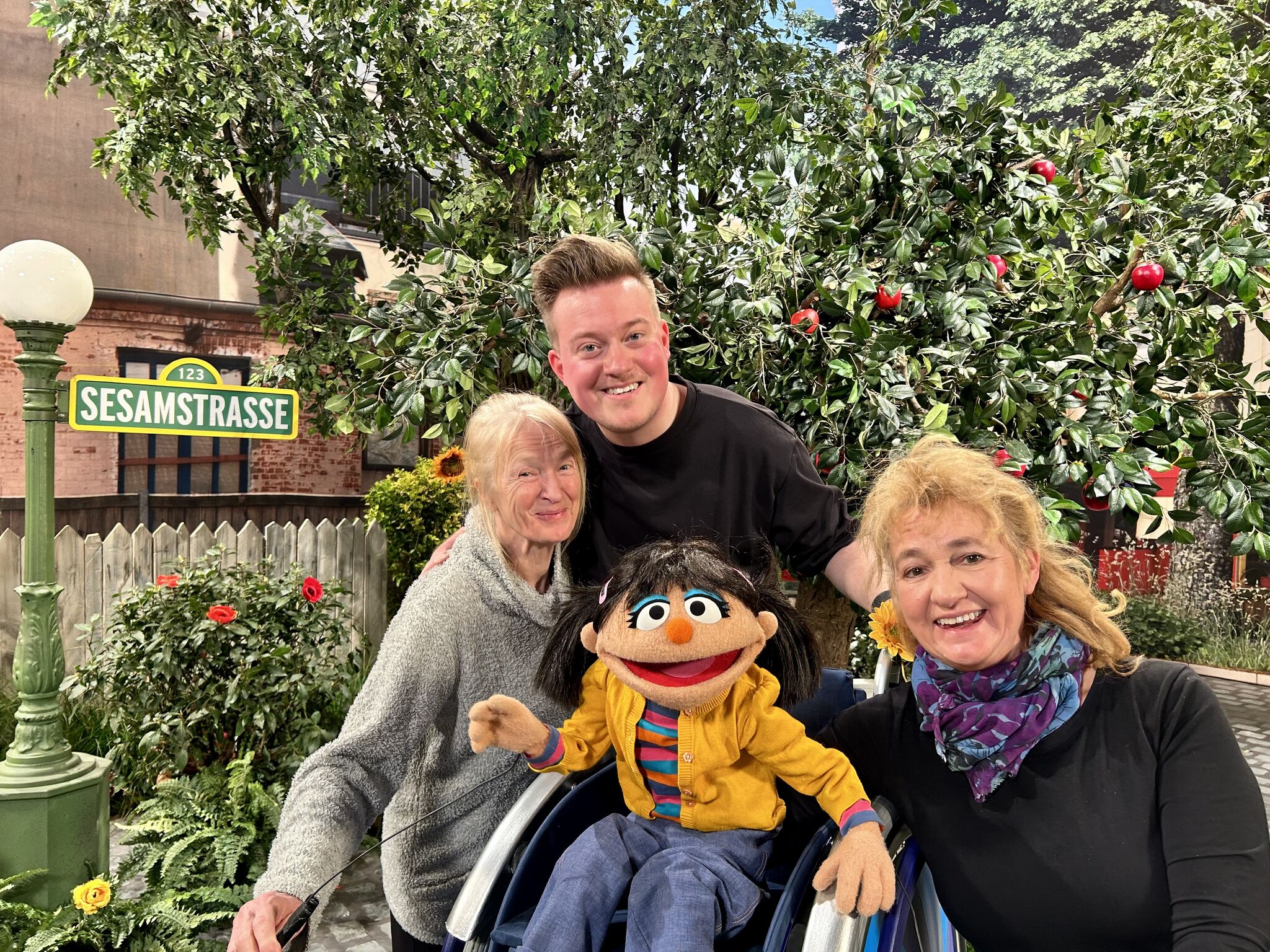 Elin met haar poppenspelers en bedenker René Schaar (midden)