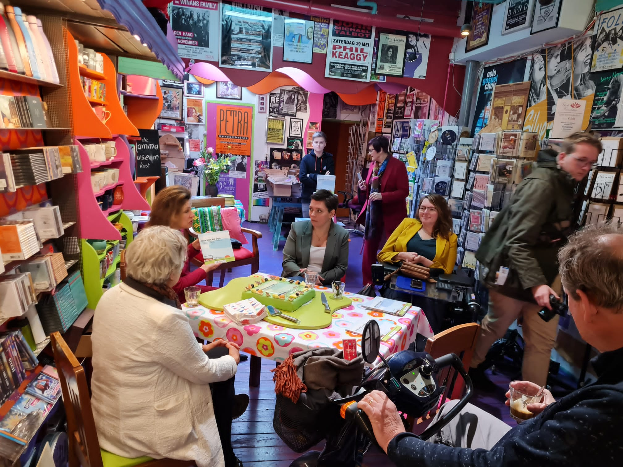 Wethouder Corine Dijkstra uit Gouda heeft het boek in haar handen. Cynthia van der Winden en Karin van Dijk (rolstoel) van de Goudse Adviesraad voor mensen met een beperking. Op de rug, Thijs Zuidam en Margit van Hoeve (witte jas)