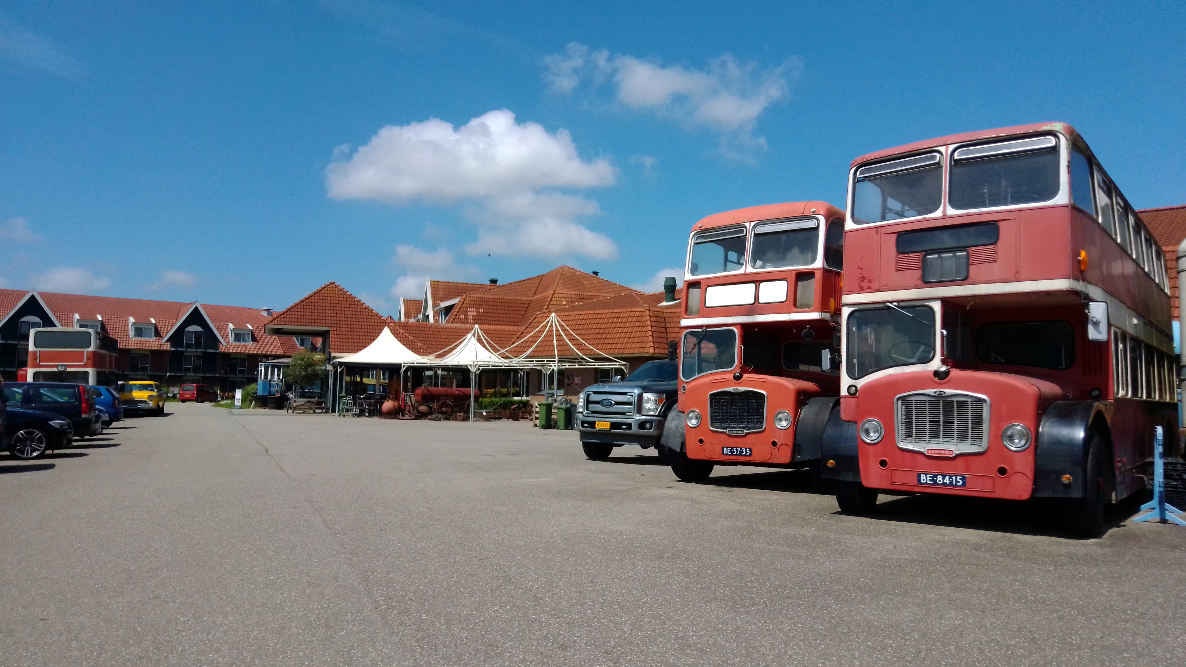 Hotel de Rijper Eilanden entree met oude dubbeldekkers.