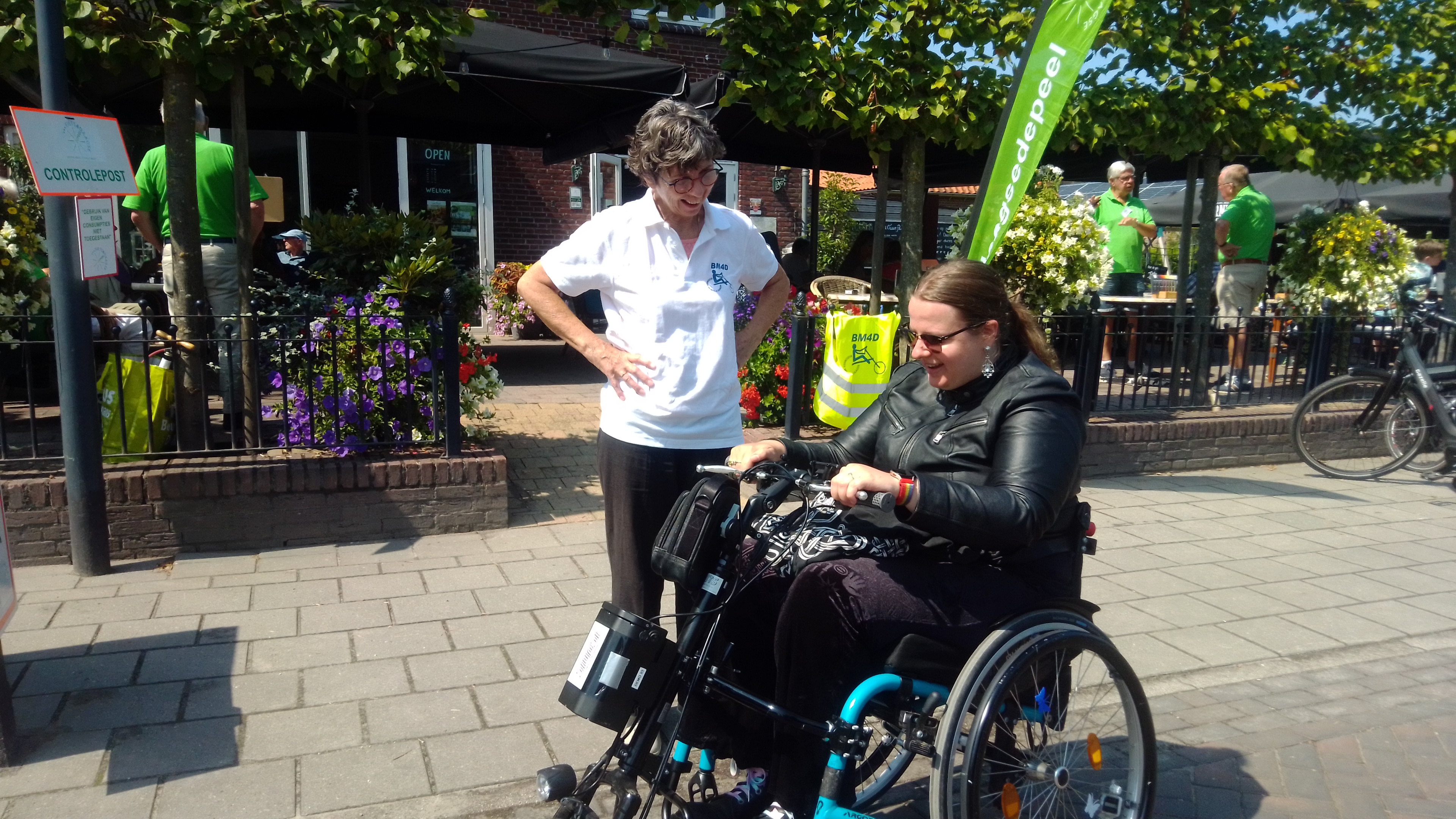 Dieuwertje laat een BM4D-medewerkster haar handbike van EWTS zien. (Foto: Jochem Verdonk)