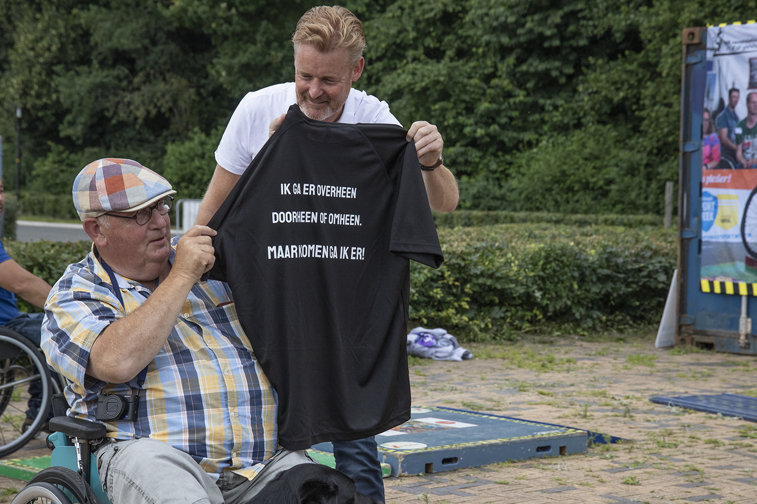 Erik Wallenburg wordt in het zonnetje gezet door de wethouder  © Anco van den Berg