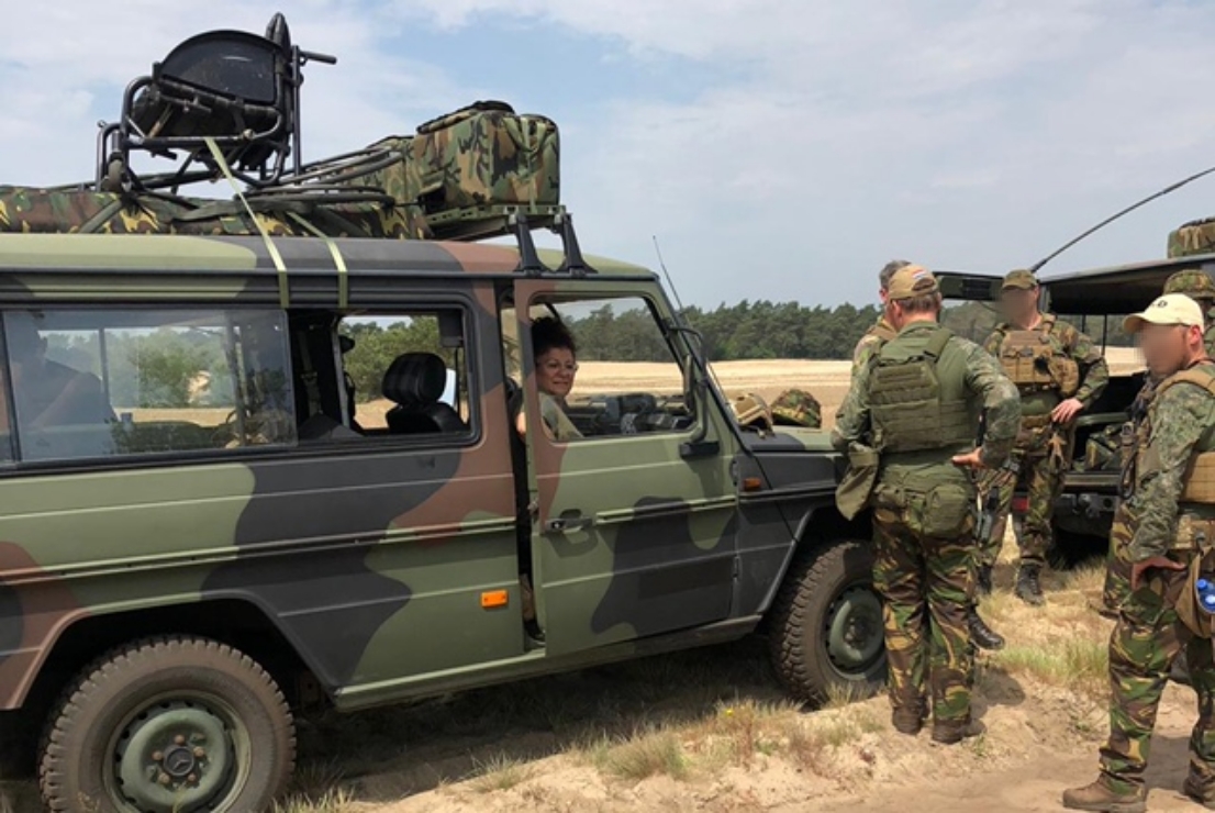 Funda in een militaire Jeep op het oefenterrein.